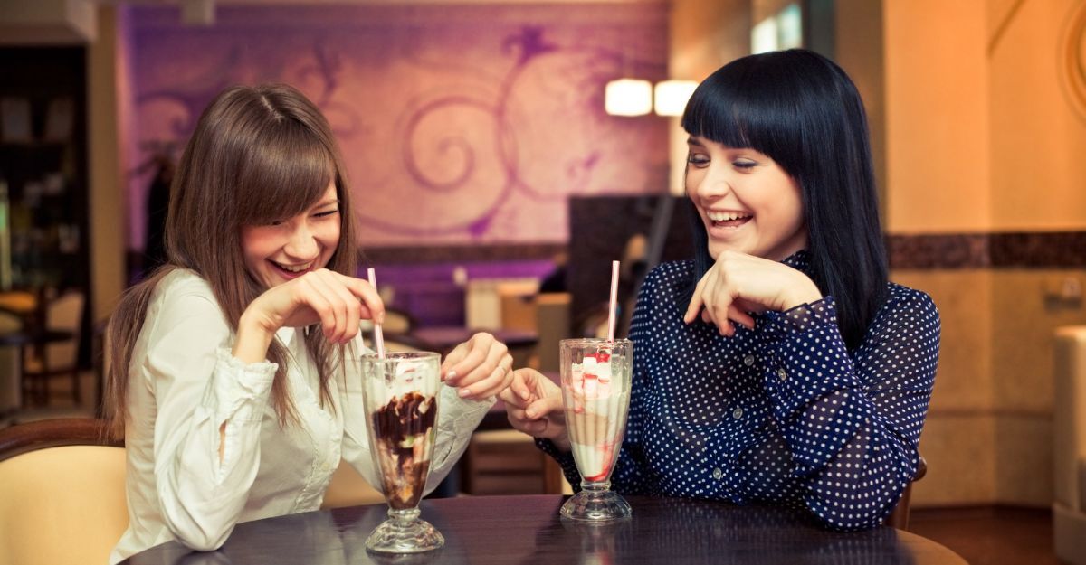 due amiche al bar mangiano un gelato