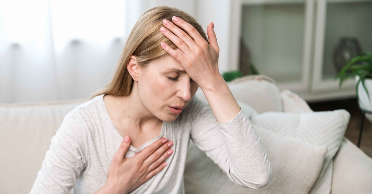 Donna in apprensione si conta i battiti del cuore