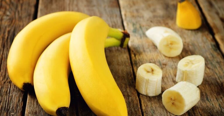 banana su un tagliere di legno