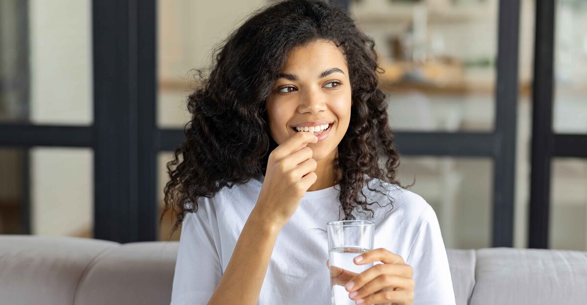 Donna prende una pillola