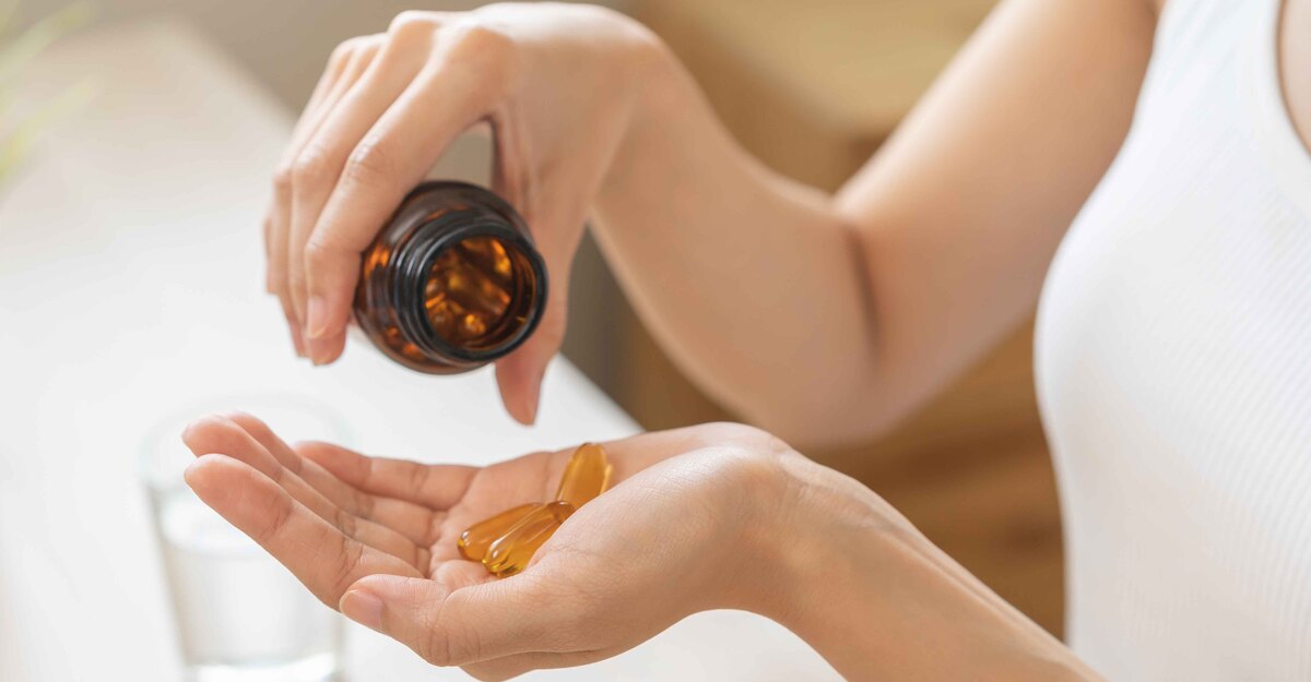 Donna prende una pillola