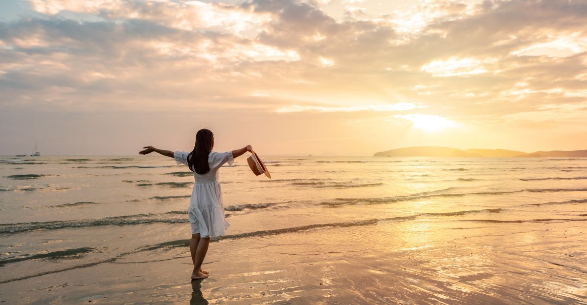 donna in riva al mare al tramonto