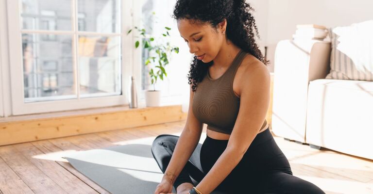 ragazza fa streching in casa