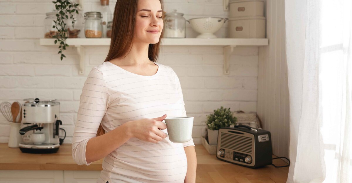 Donna in gravidanza che beve camomilla