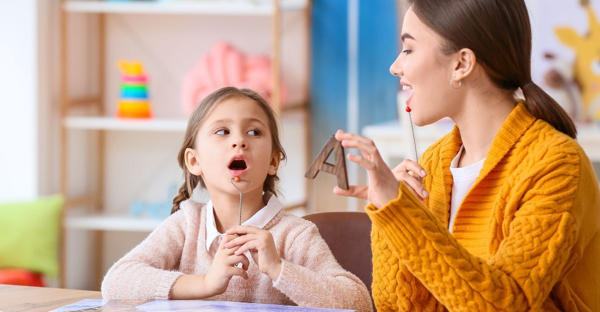 bambina impara a leggere con la maestra