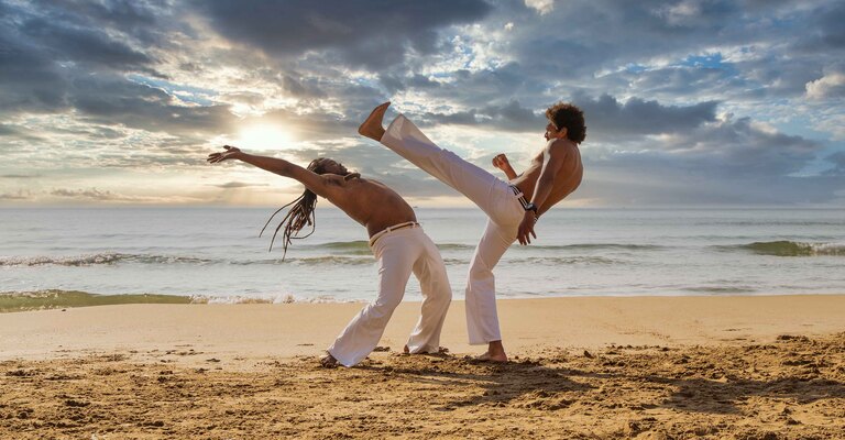 Due ragazzi eseguono la capoeira