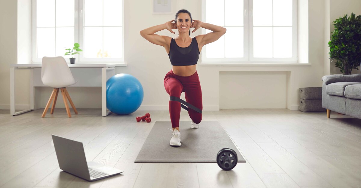 Ragazza fa squat su un tappetino in casa
