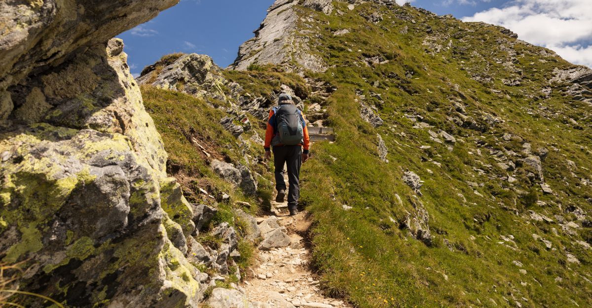 uomo che scala una montagna