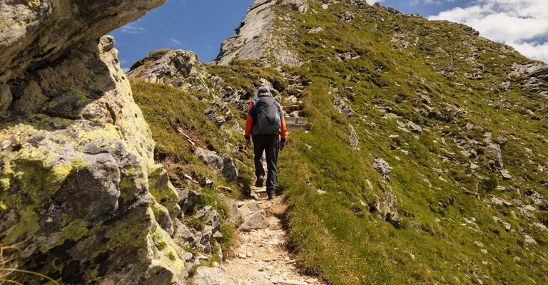 uomo che scala una montagna
