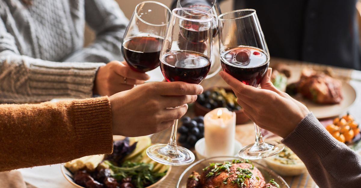 amici brindano con il vino