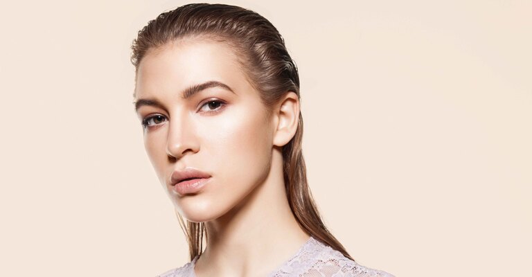 Donna con capelli stile effetto bagnato