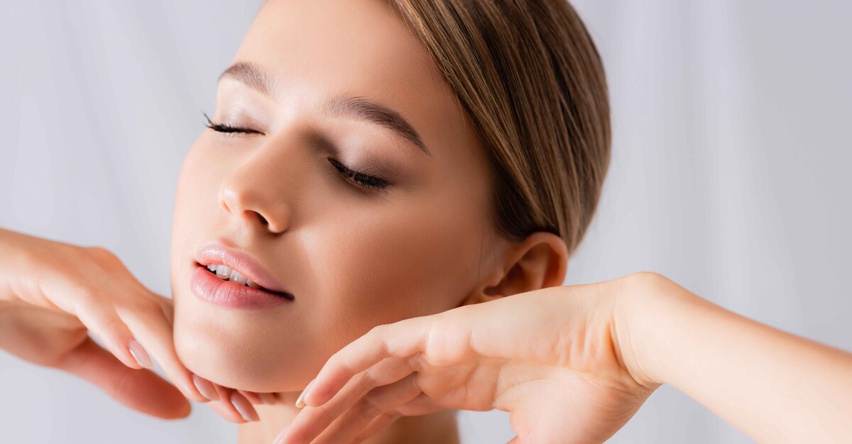 Donna si accarezza il viso