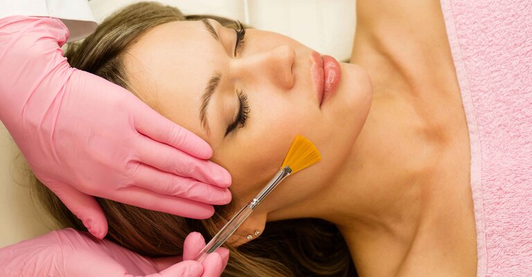 Donna si fa fare un trattamento viso