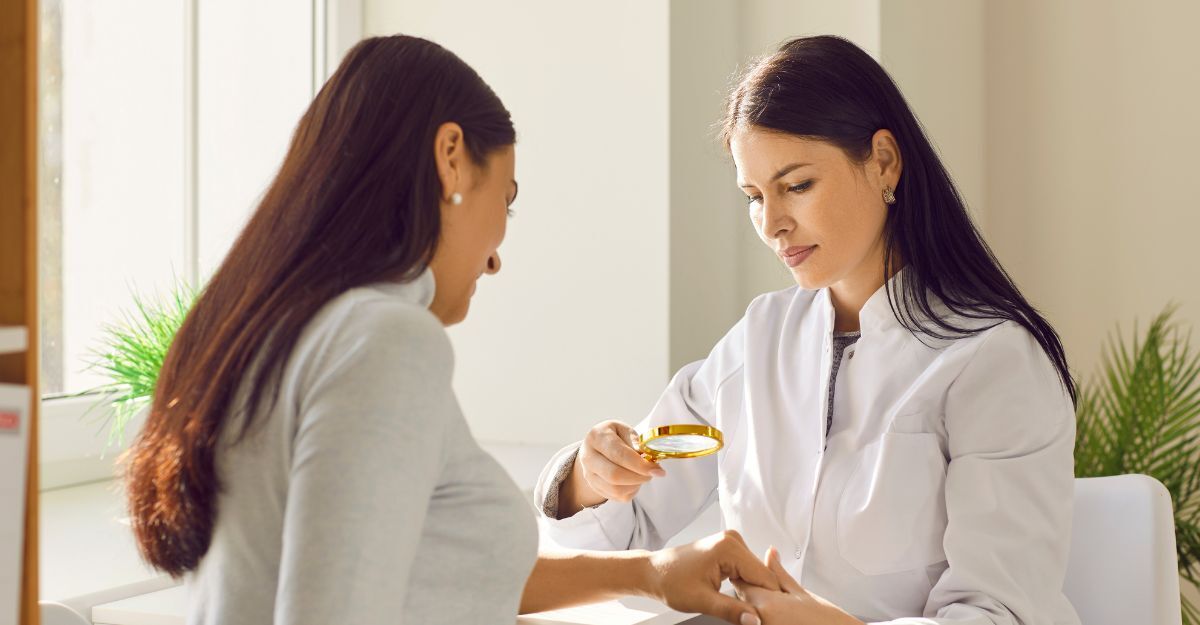 dermatologa visita paziente