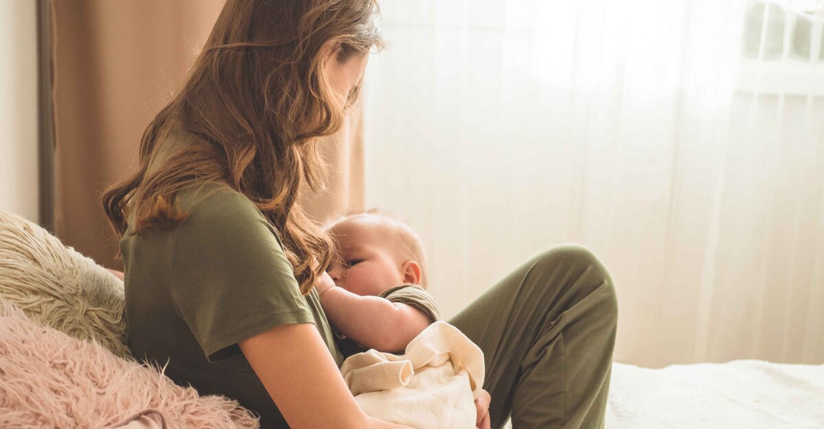 Una donna che allatta