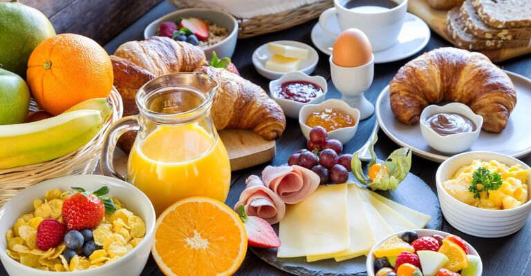 tavola imbandita per la colazione