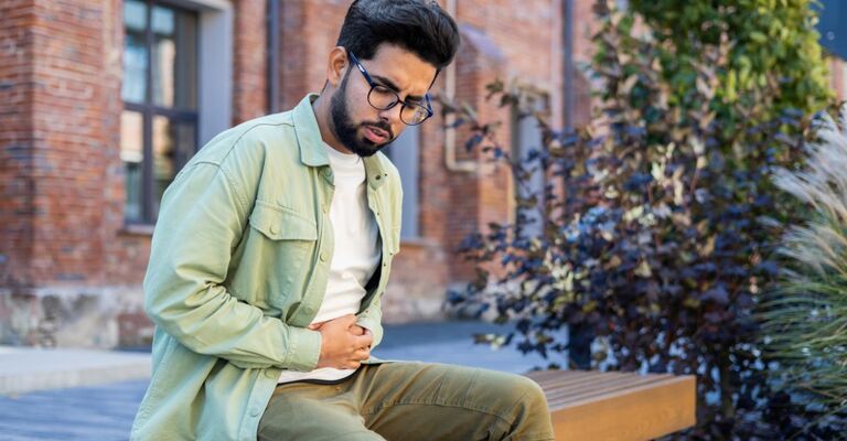 ragazzo si tocca la pancia con sensazione di malessere