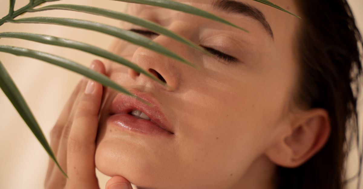 ragazza-applica-la-crema-viso