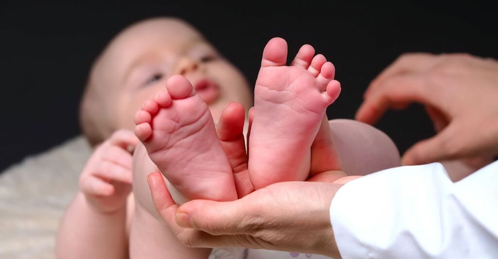 piedini neonato