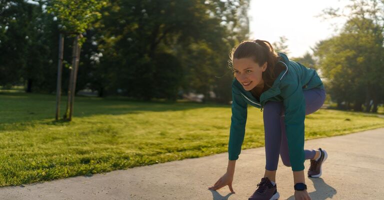 ragazza al parco fa sport