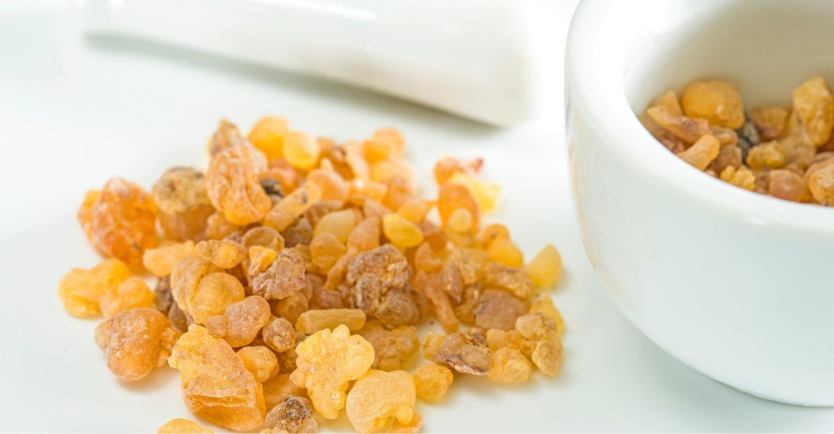 Boswellia in un mortaio nella sua forma non trattata