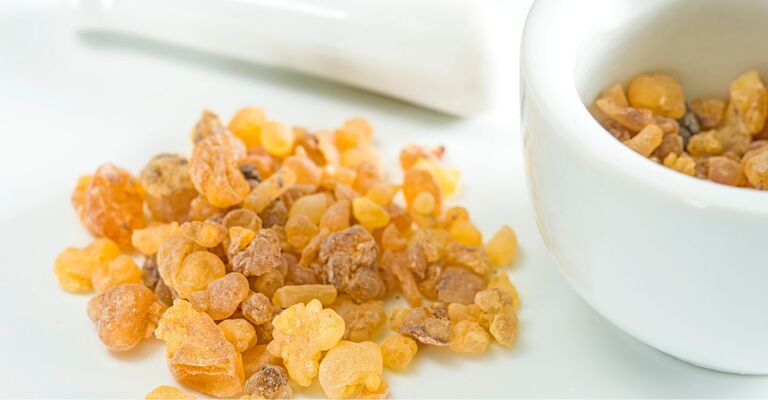 Boswellia in un mortaio nella sua forma non trattata