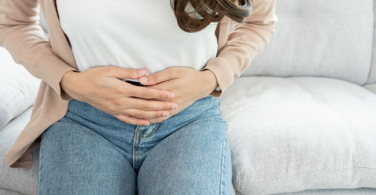 ragazza si tiene la pancia