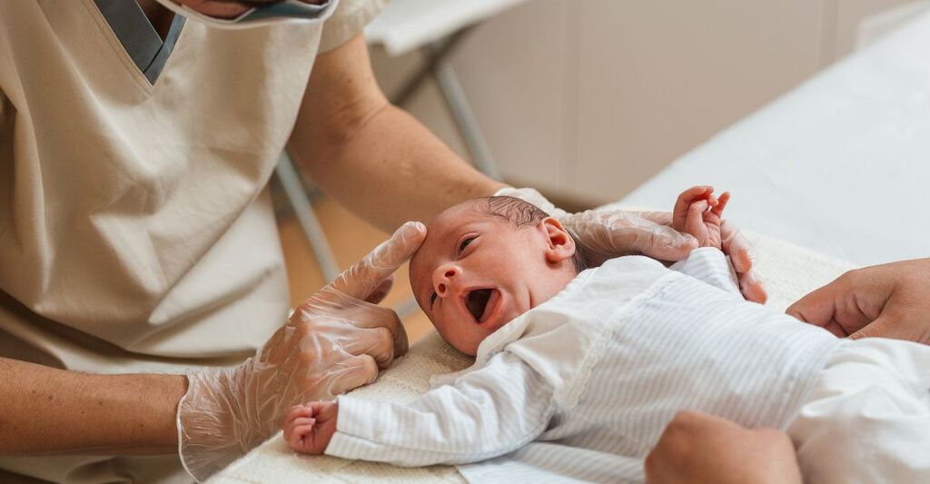 bambino appena nato con ginecologo