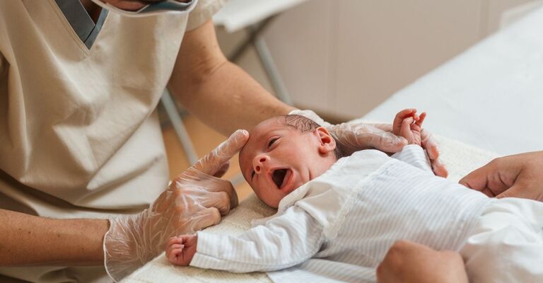 bambino appena nato con ginecologo