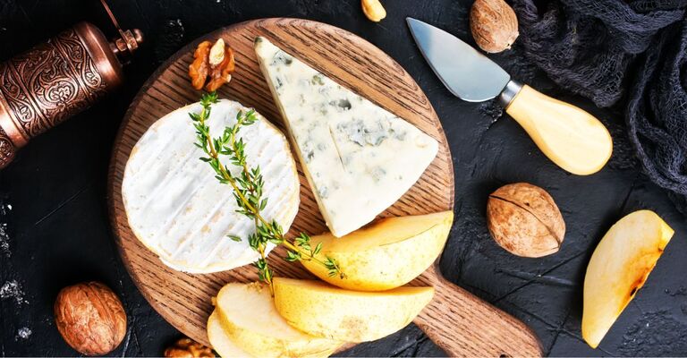 Formaggi e pere su un tagliere