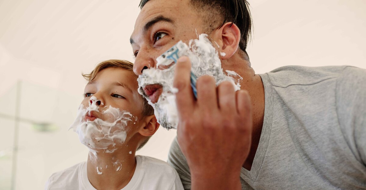 Bambino si fa barba insieme al padre