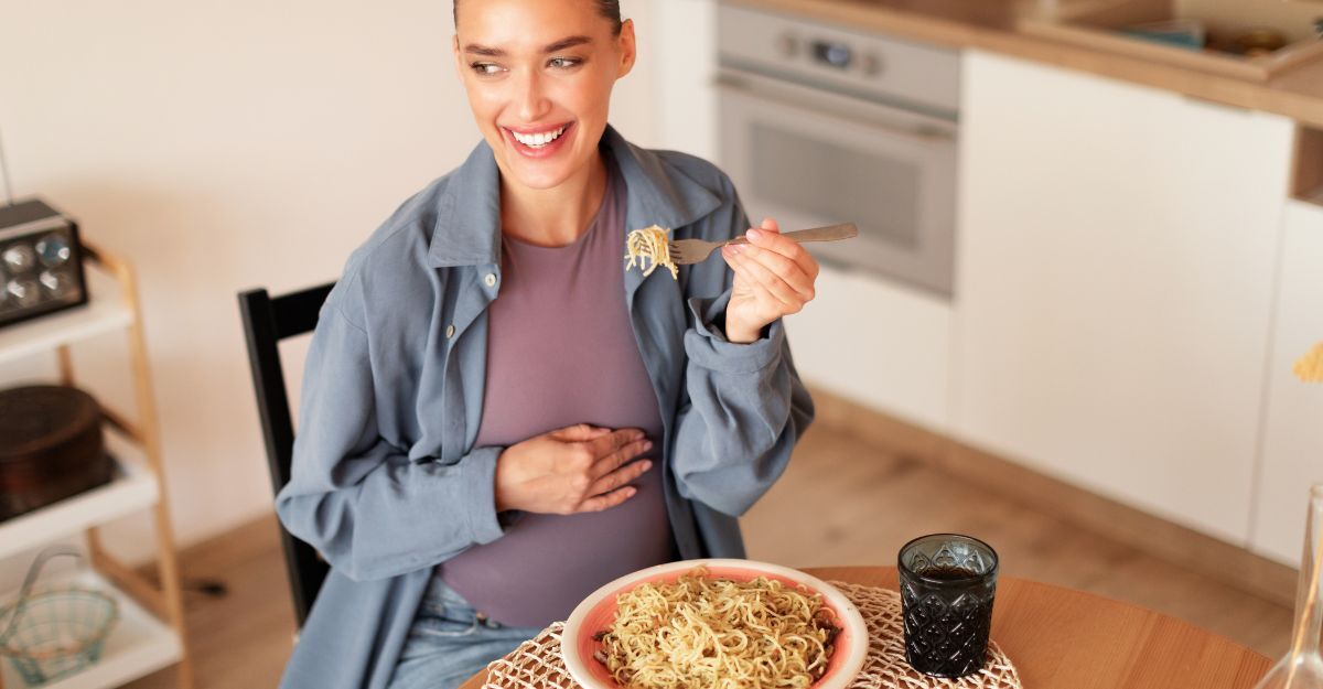 donna incinta mangia la pasta
