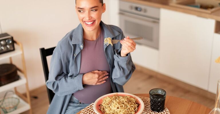 donna incinta mangia la pasta