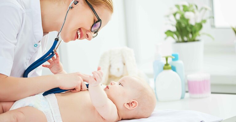 Neonato visitato da una pediatra