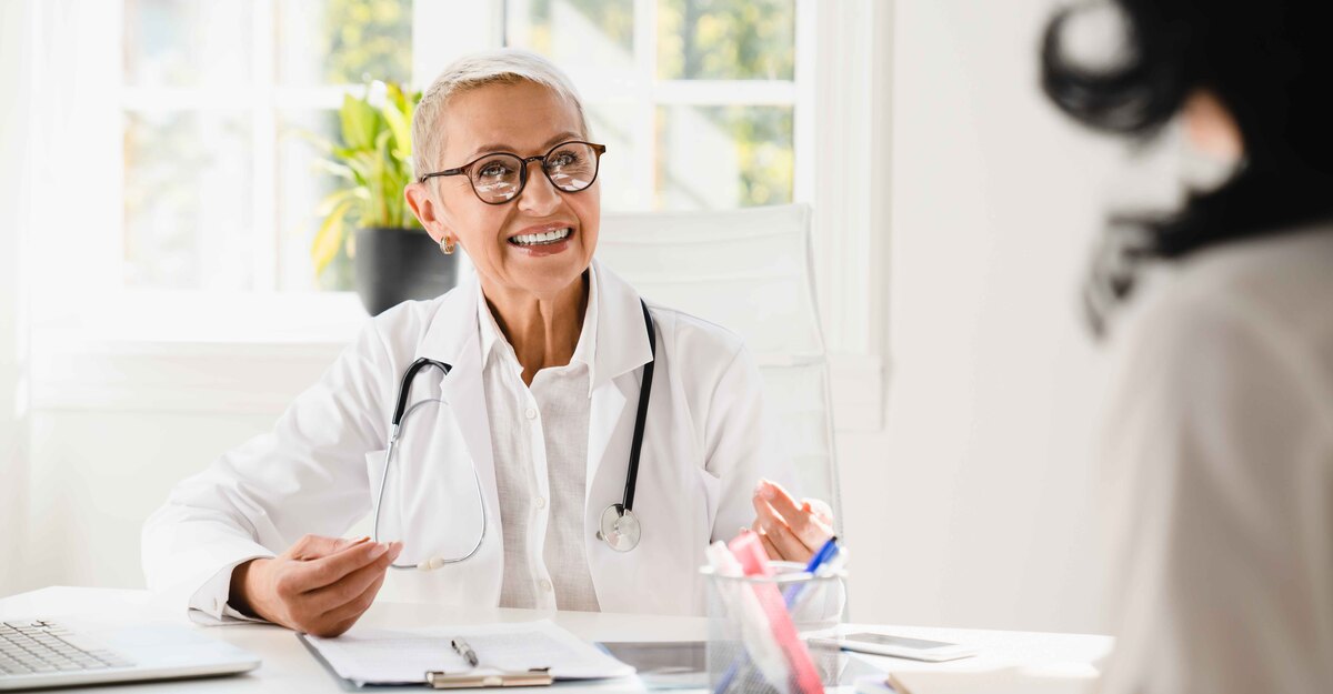 Un medico di base prescrive una ricetta ad una sua paziente