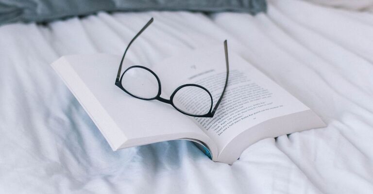 un-libro-con-occhiali-da-lettura