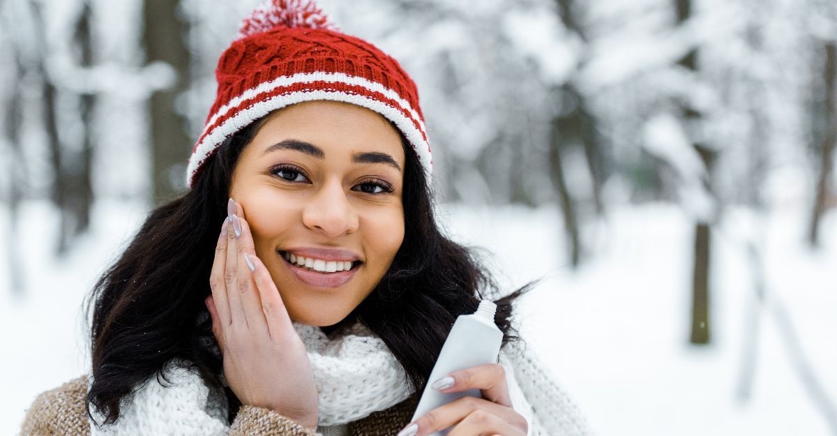 donna-in-veste-invernale-che-si-mette-la-crema