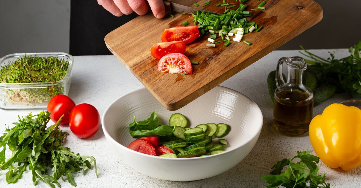 persona-che-prepara-uno-dei-piatti-della-dieta-mima-digiuno-per-la-rigenerazione-cellulare