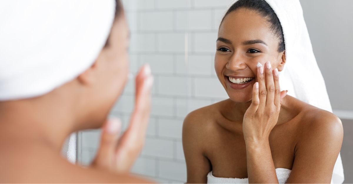 Ragazza fa skincare dopo la doccia