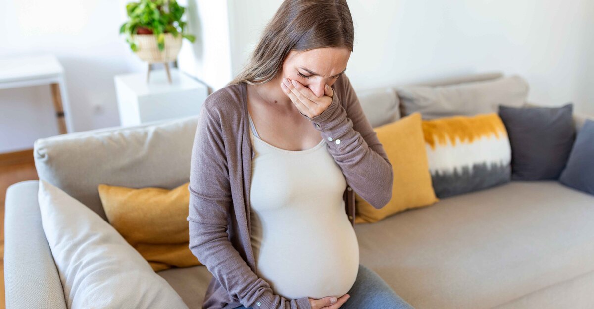 Donna incinta spaventata sul divano