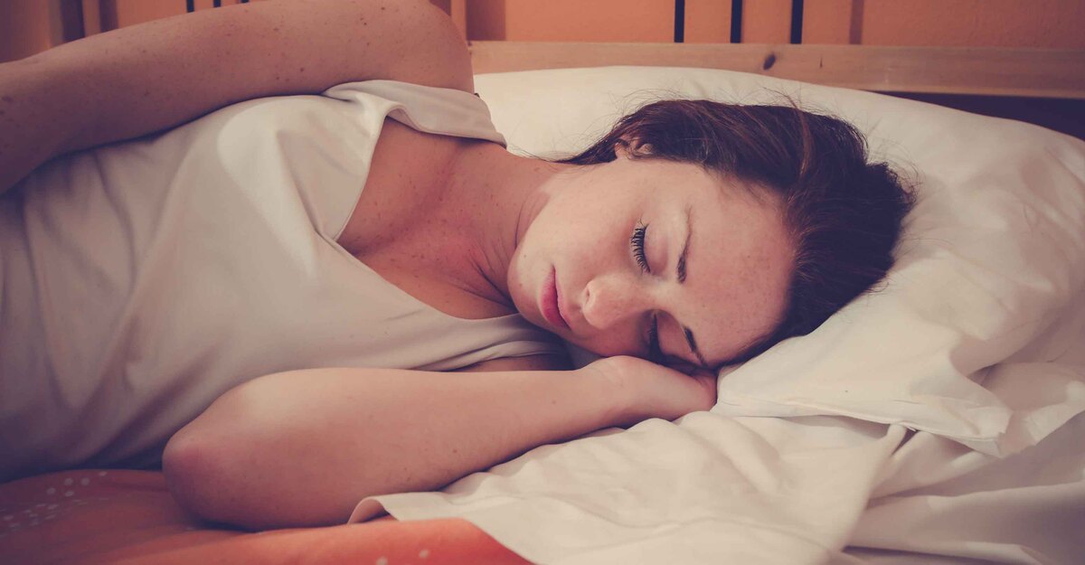 Donna dorme a letto