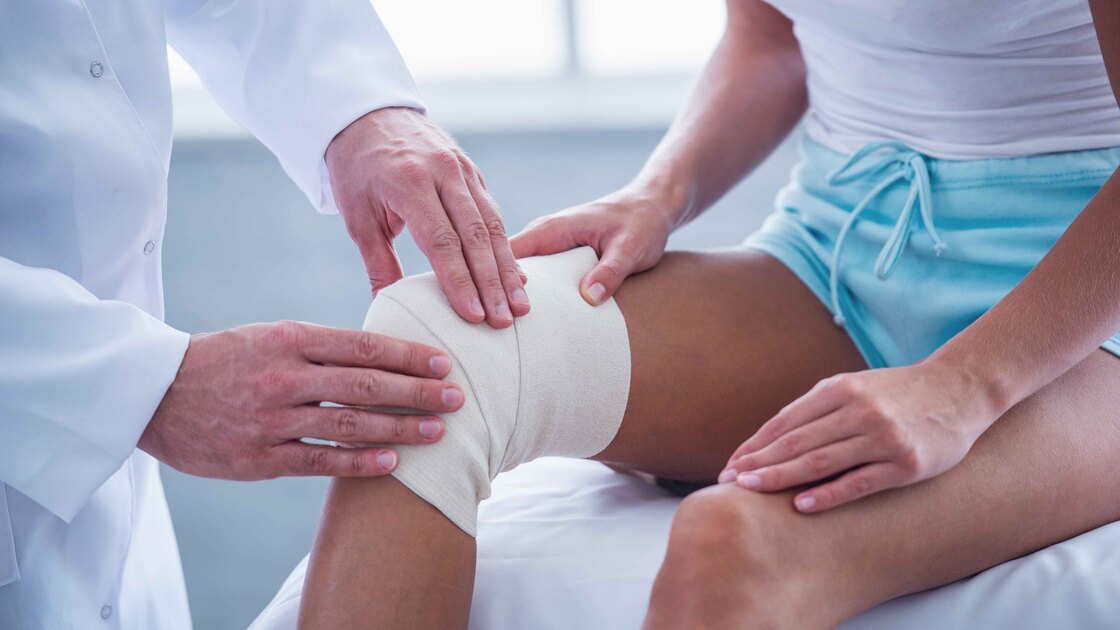 Donna si fa medicare la rotula