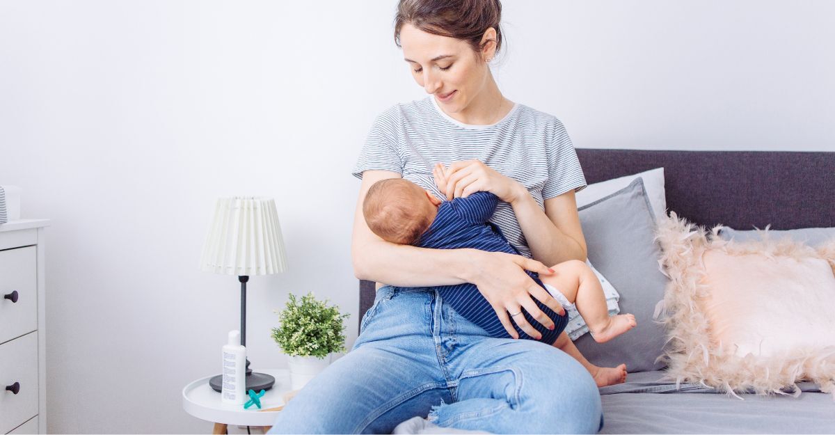 Donna che allatta neonato