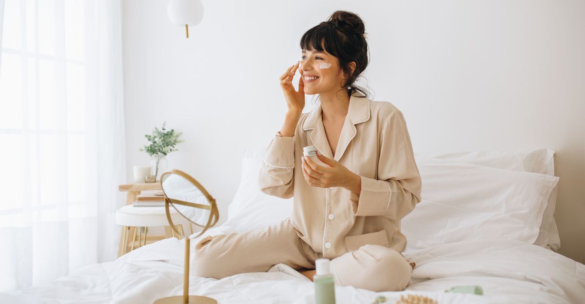 ragazza fa skin care