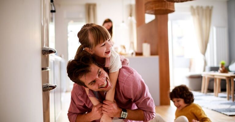 bambini giocano con il papà