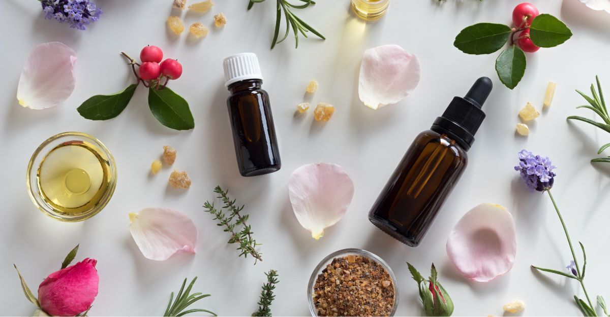 Oli essenziali con fiori e petali