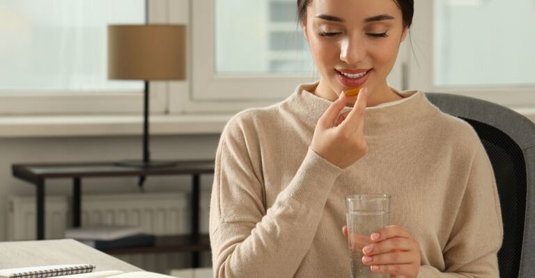 ragazza prende Integratori di acido ialuronico