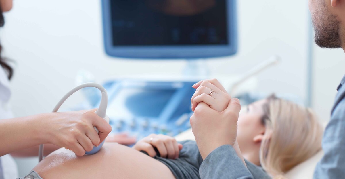 Una coppia esegue un'ecografia al pancione