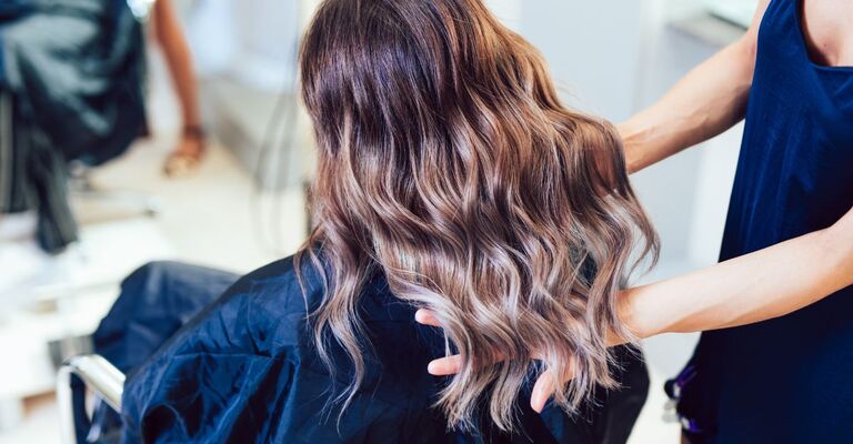 ragazza esegue balayage dal parucchiere