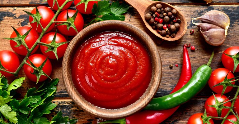 Del ketchup in una ciotola